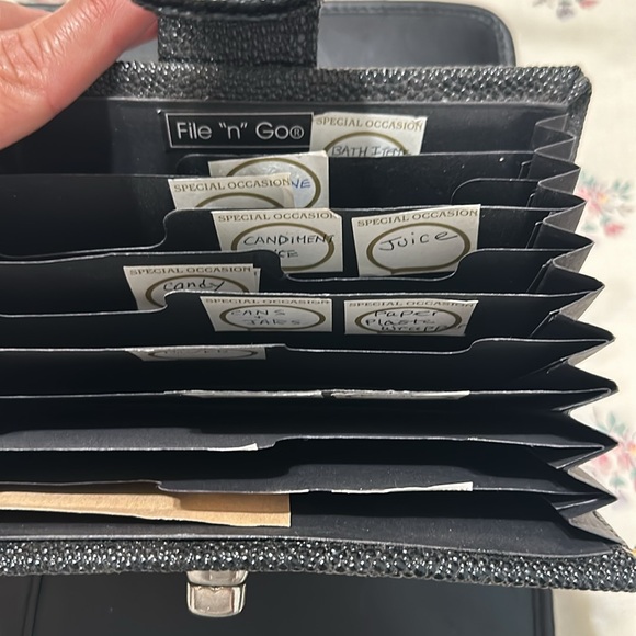 Kirkland signature zip up leather organizer/planner. 7 ring. - Picture 10 of 14